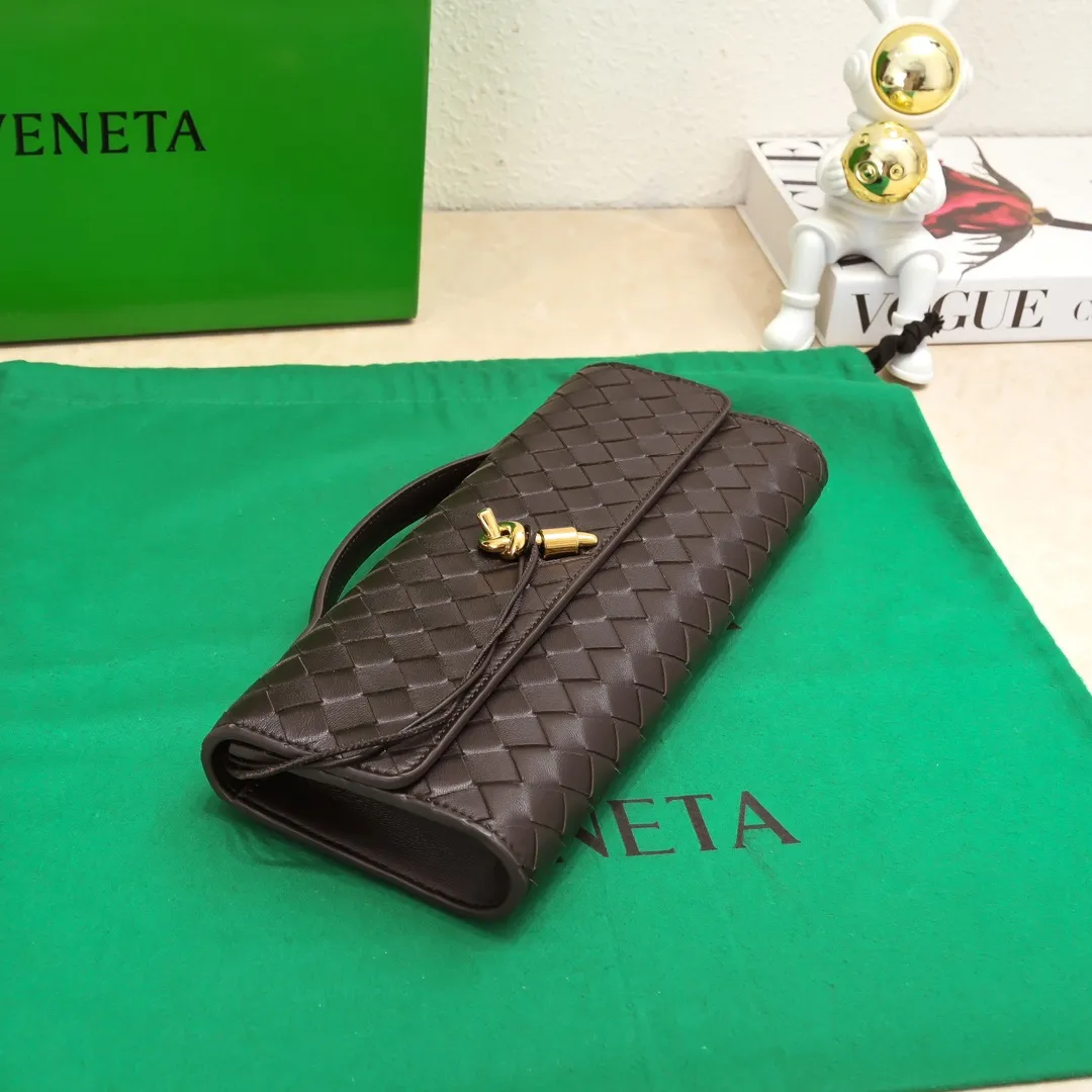 The batch of 1360 BV Andiamo evening handbags has been heavily planted again~ The designer aesthetics in the era of economic downturn are back. I fall in love with it at first sight and can't put it down. It's so beautiful and full of aura. The shape and texture are very competitive. It's light in weight and has sufficient capacity. It's a must-have for fashionistas. It's suitable for many occasions, minimalist, high-end and light luxury. Model No.: 741511 Size: 31*13*3cm
